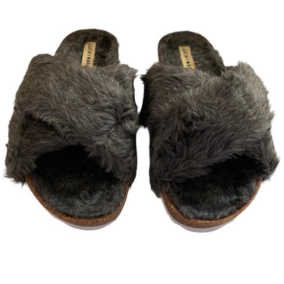NEW LUCKY BRAND Charcoal Gray Fuzzy Slippers Sandals Size 8.5 Medium - Picture 2 of 5